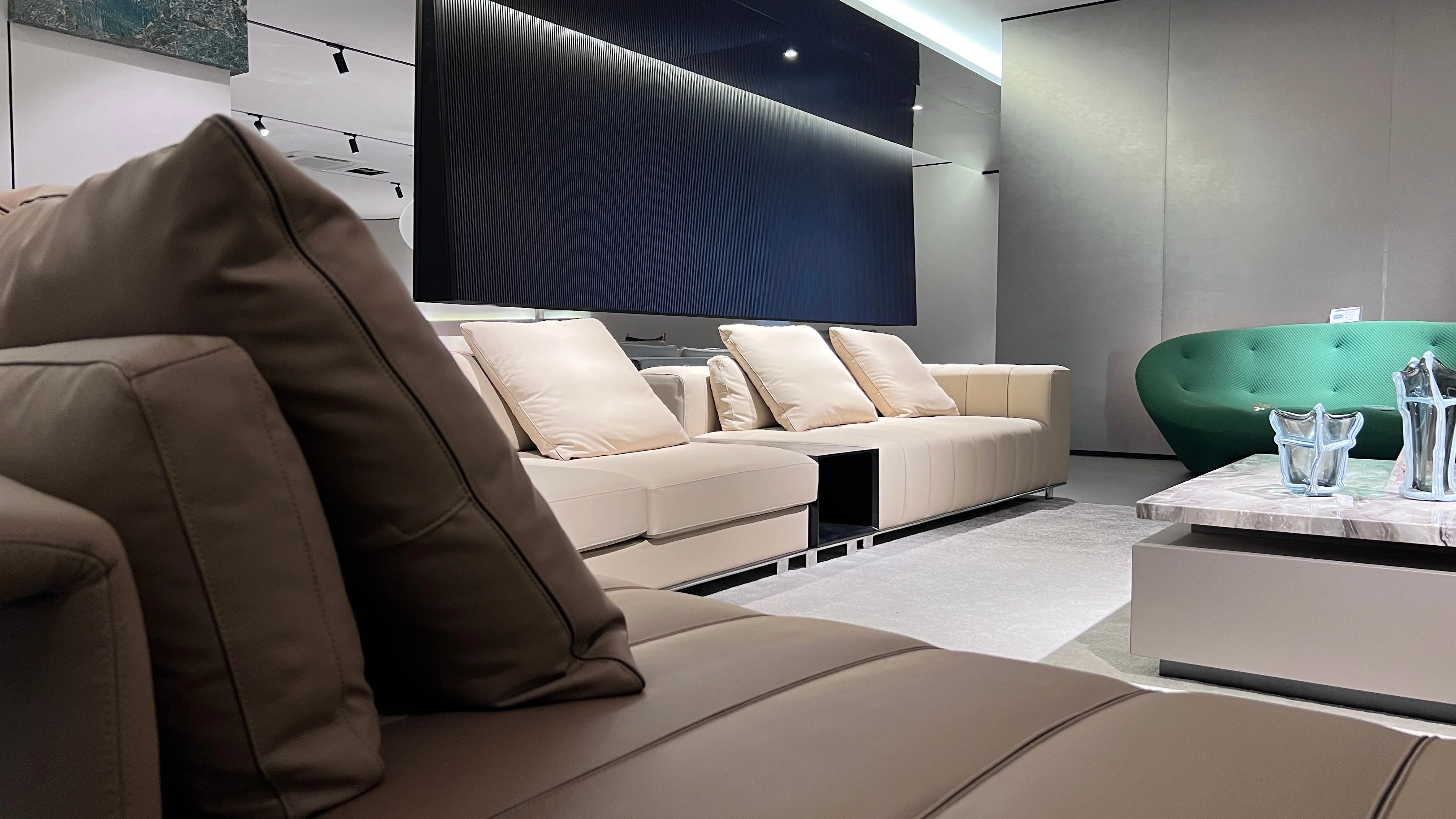 Freehold Luxury Sectional - Image 10