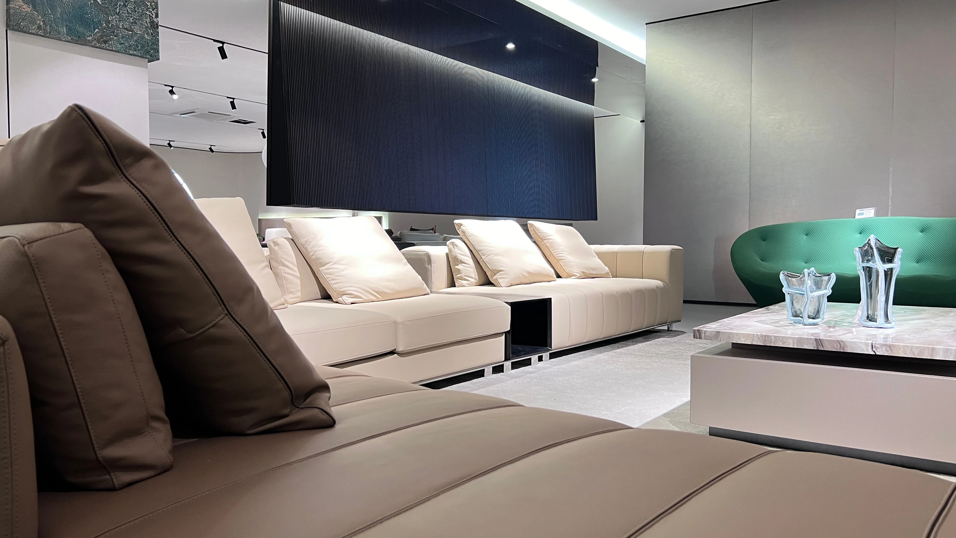 Freehold Luxury Sectional - Image 12