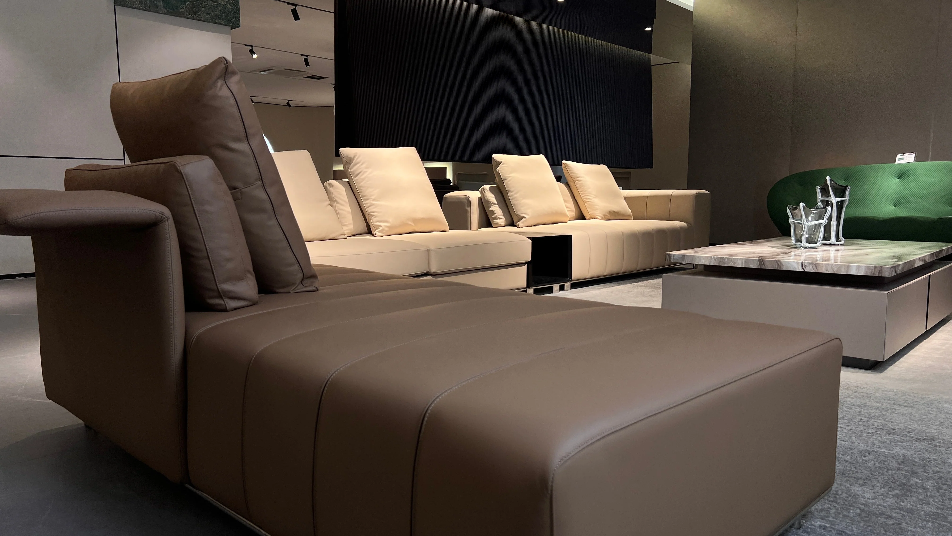 Freehold Luxury Sectional - Image 5