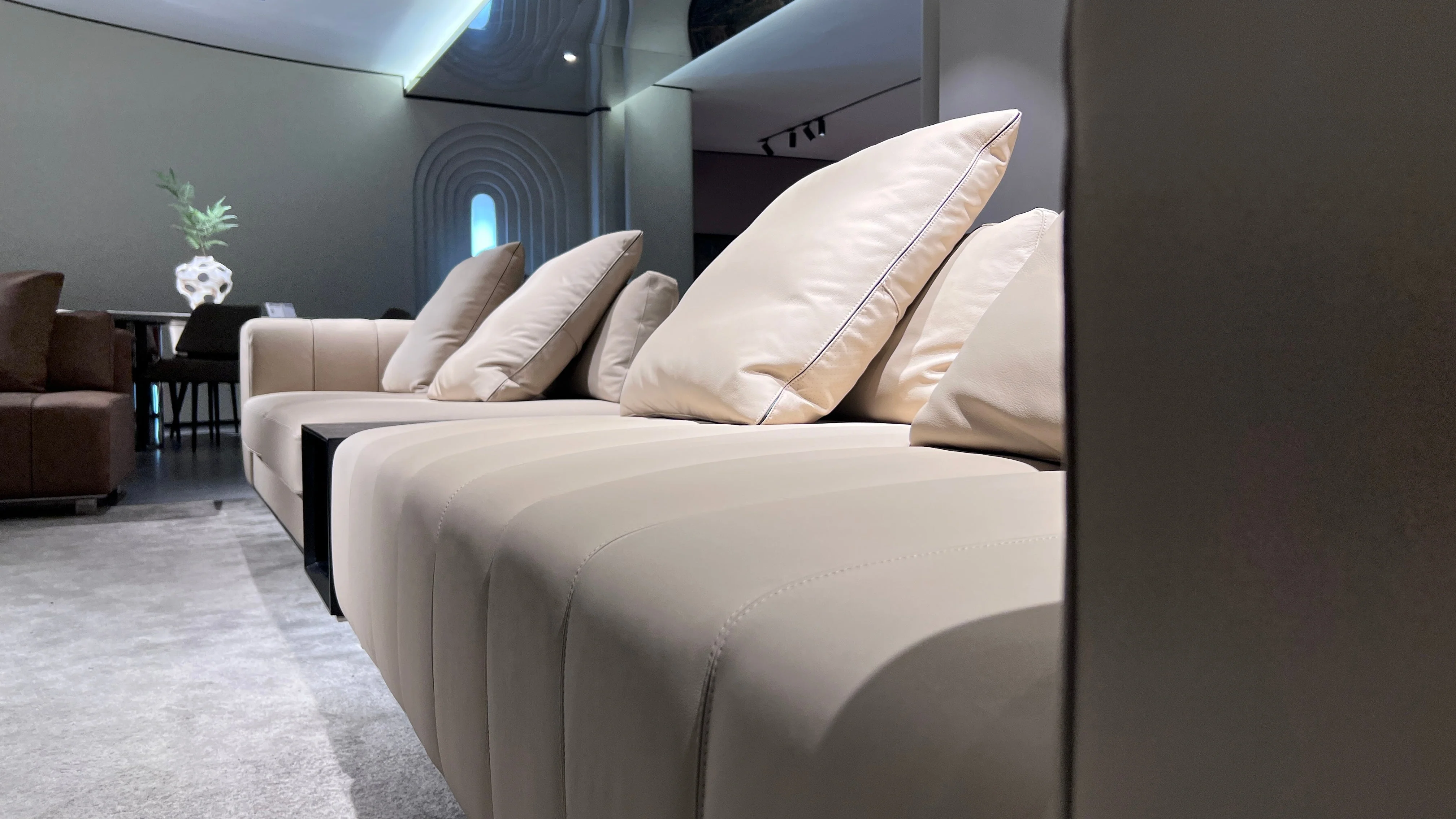 Freehold Luxury Sectional - Image 7