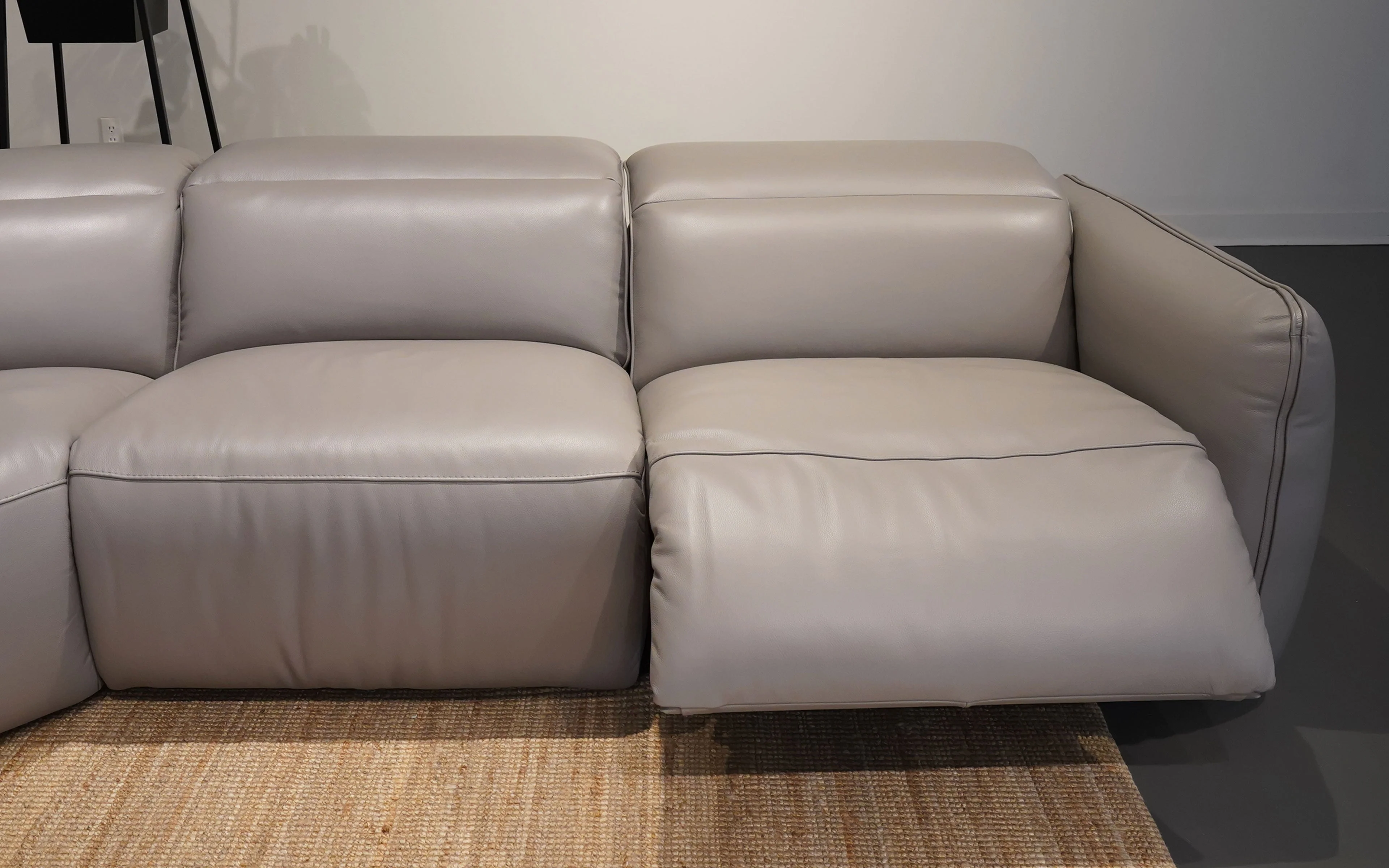 Snoopy Modern Motion Reclining Sectional Sofa - Image 7
