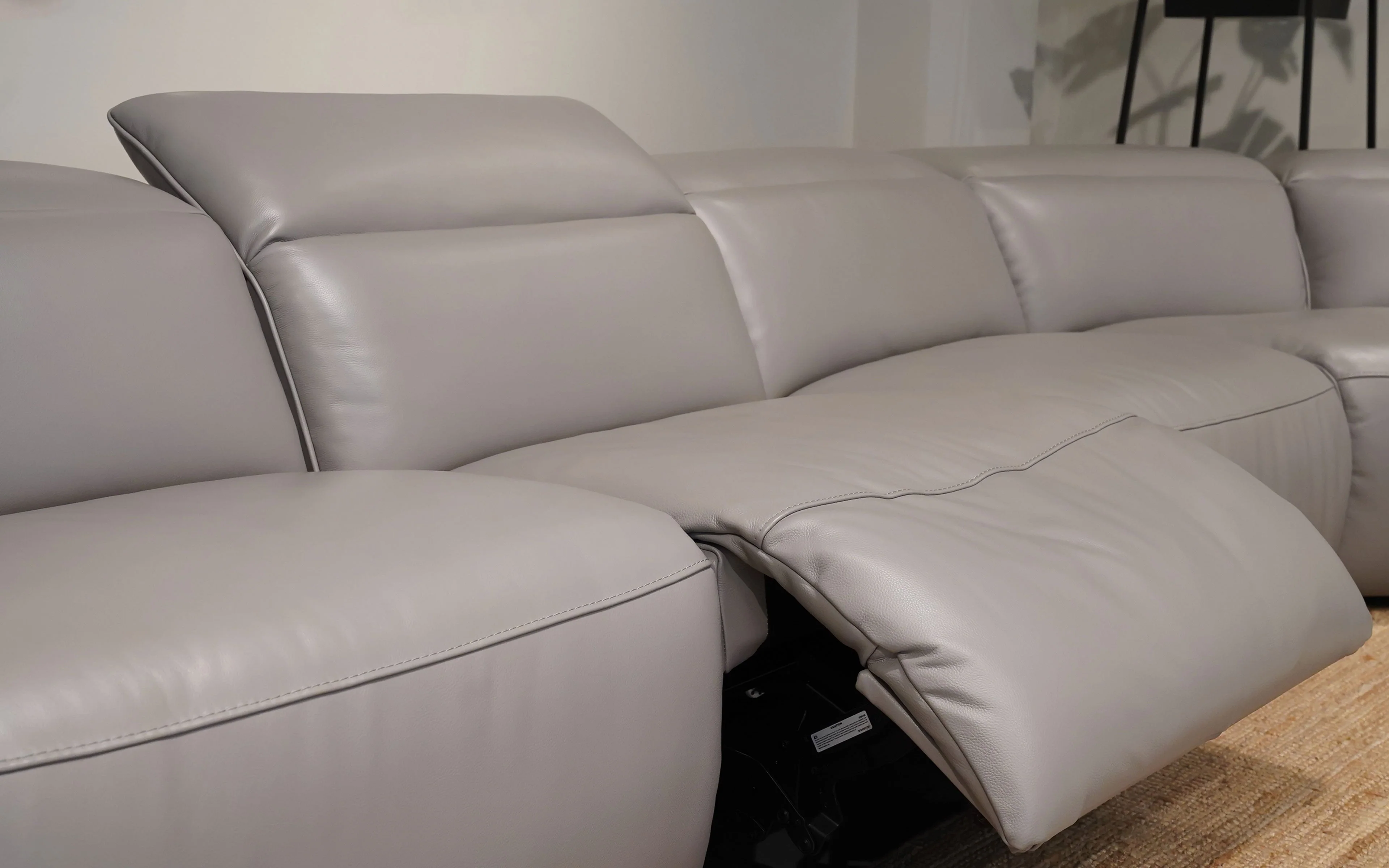 Snoopy Modern Motion Reclining Sectional Sofa - Image 9