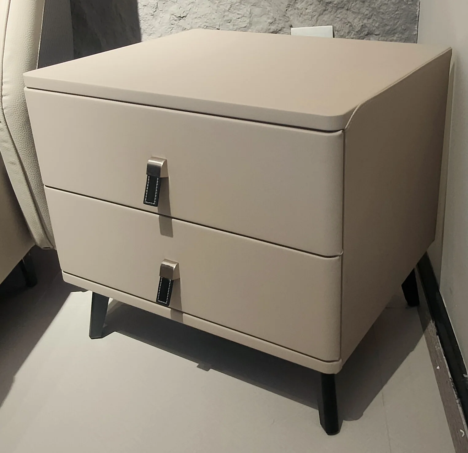 Tauro Modern Nightstand - Image 3