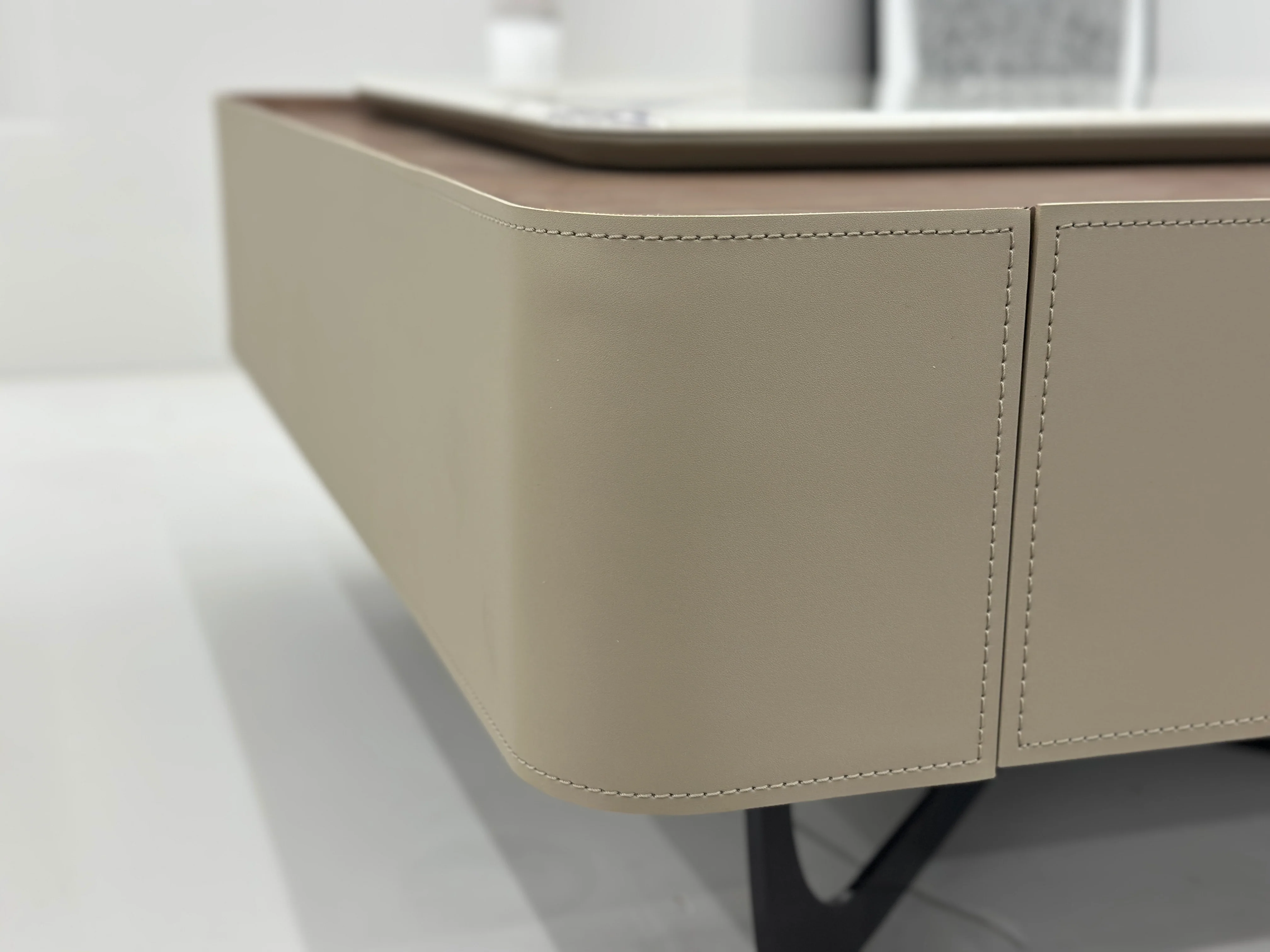 Vewal Coffee Table - Image 8